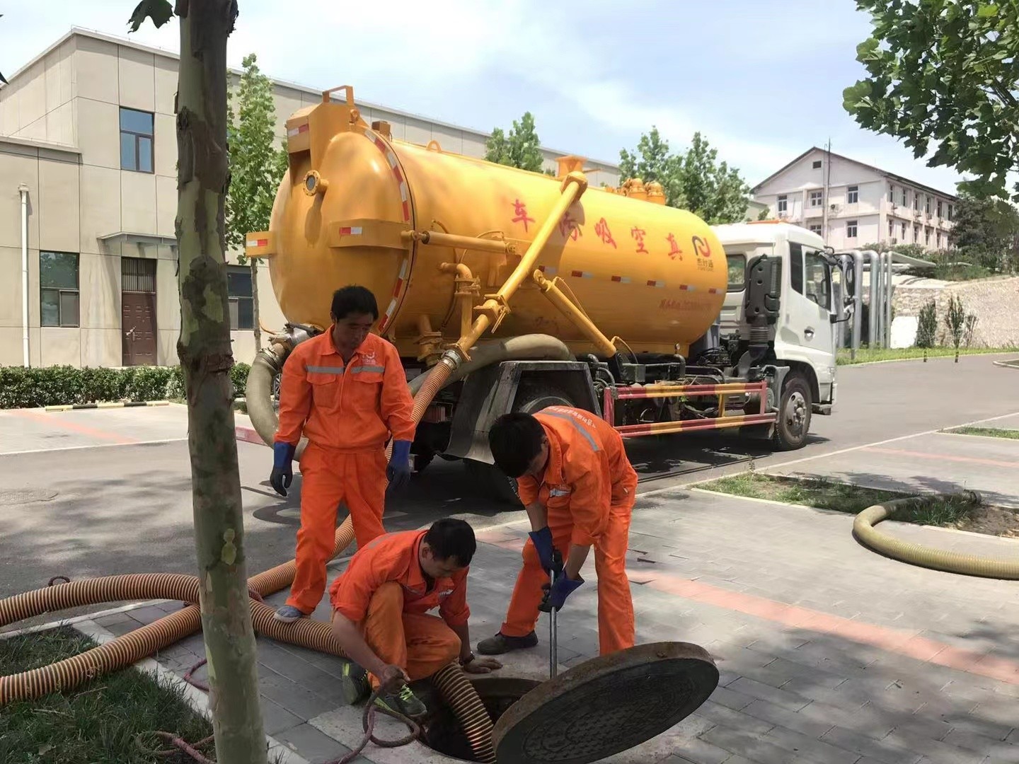 景县管道疏通车停在窨井附近