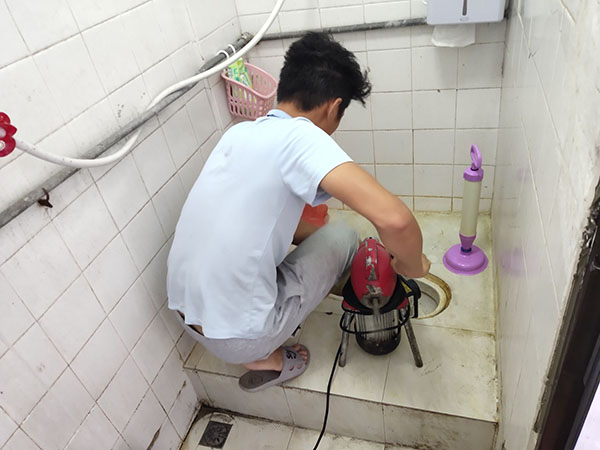 景县管道堵塞冒臭气 专业师傅现场解决问题