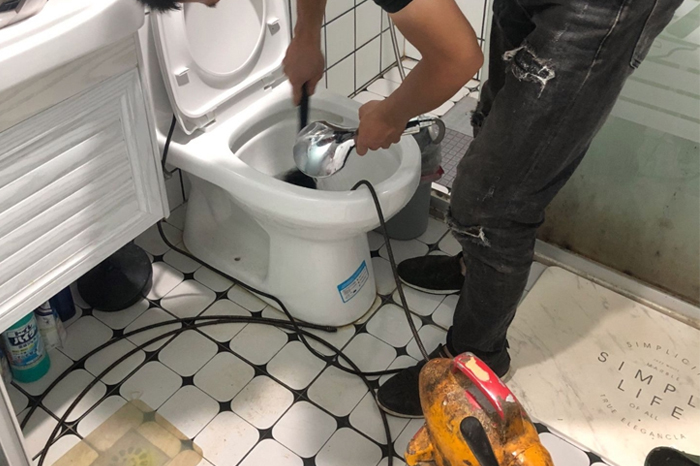 景县马桶堵塞自己疏通还是找师傅？专业上门服务让你省时更省心