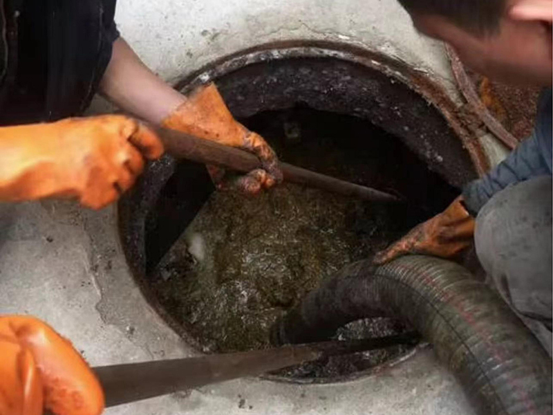 景县清理化粪池时如何避免沼气的危害？